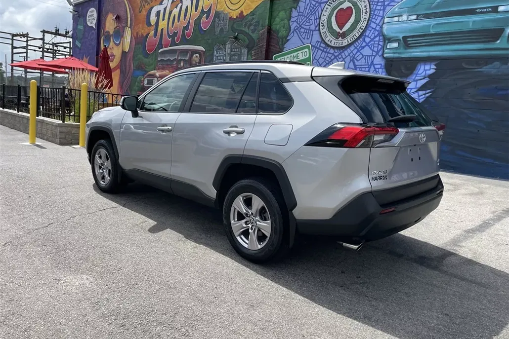 2022 Toyota RAV4 XLE photo 1