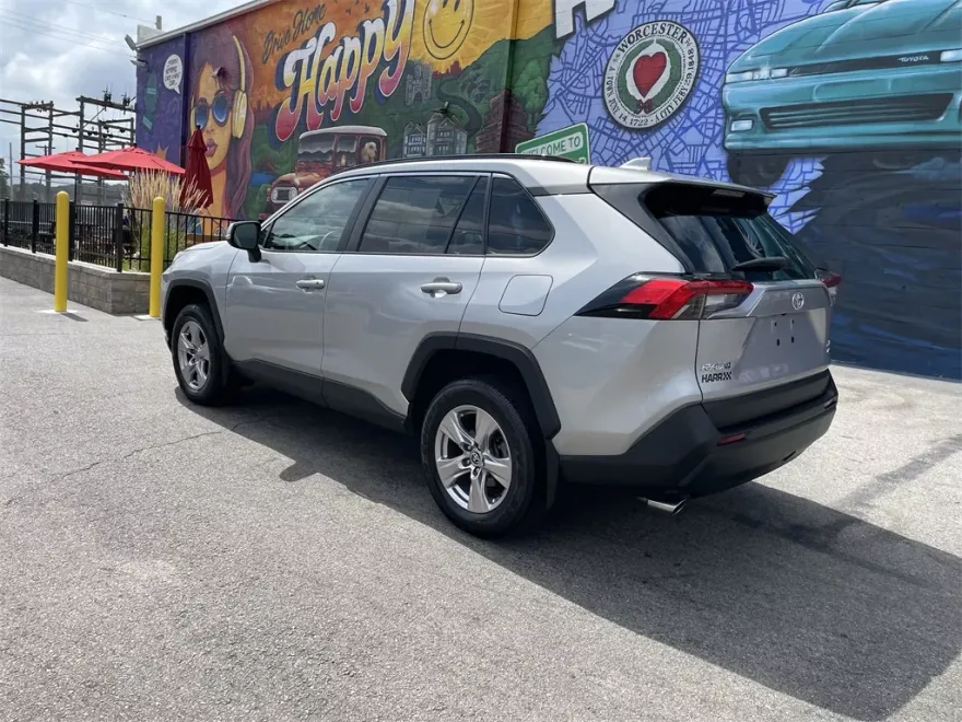 2022 Toyota RAV4 XLE photo 1