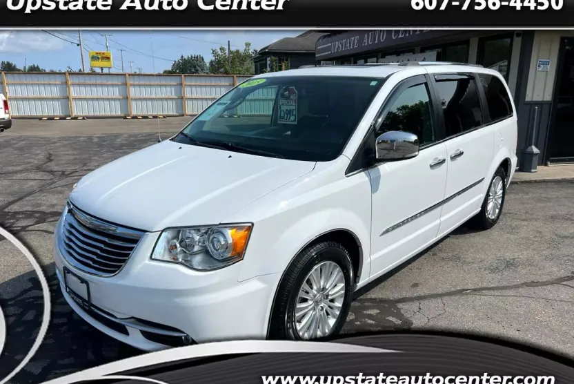 2015 Chrysler Town & Country Limited Platinum photo 1