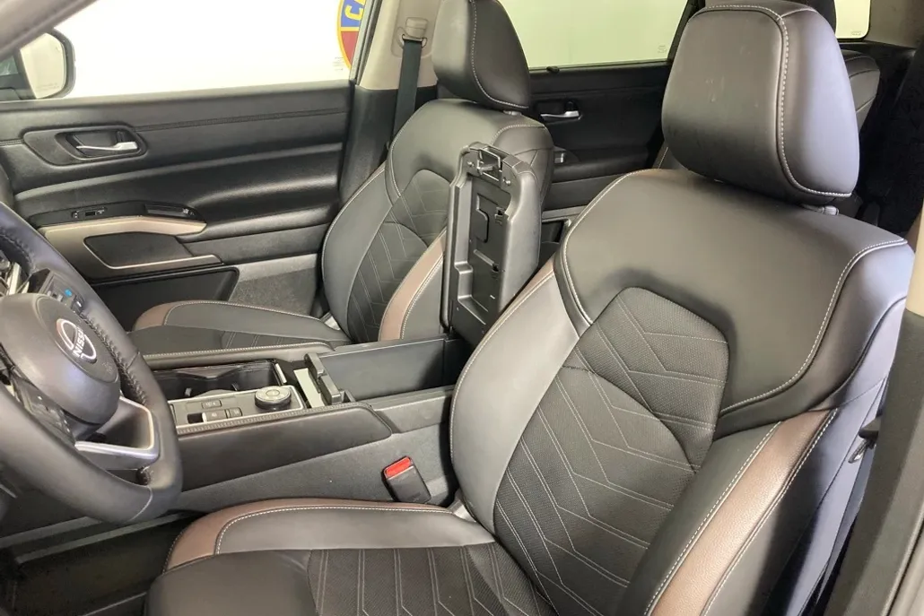 2024 Nissan Pathfinder Platinum photo 1