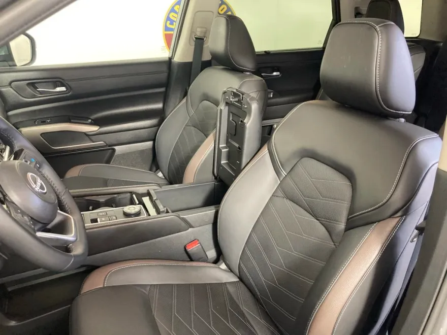 2024 Nissan Pathfinder Platinum photo 1