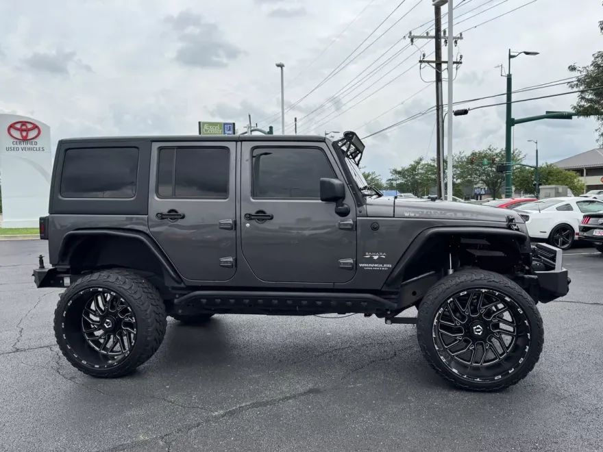 2017 Jeep Wrangler Unlimited Sahara photo 1
