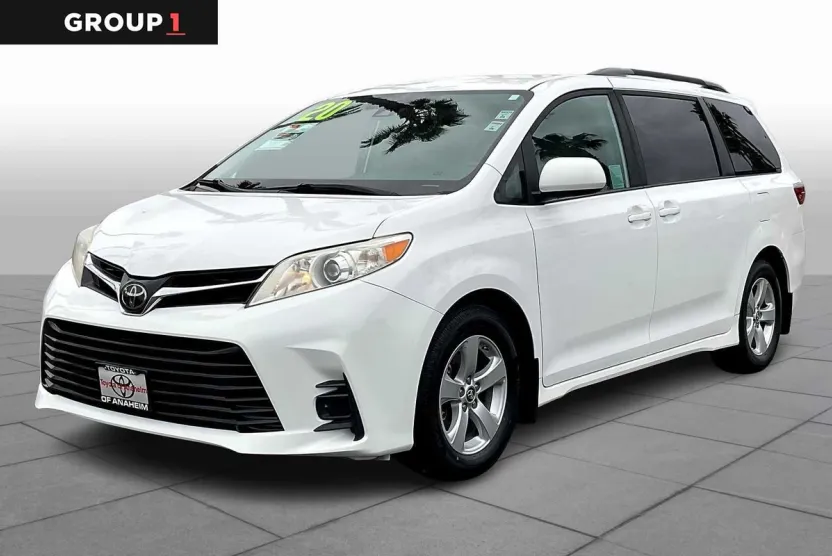2020 Toyota Sienna LE photo 1