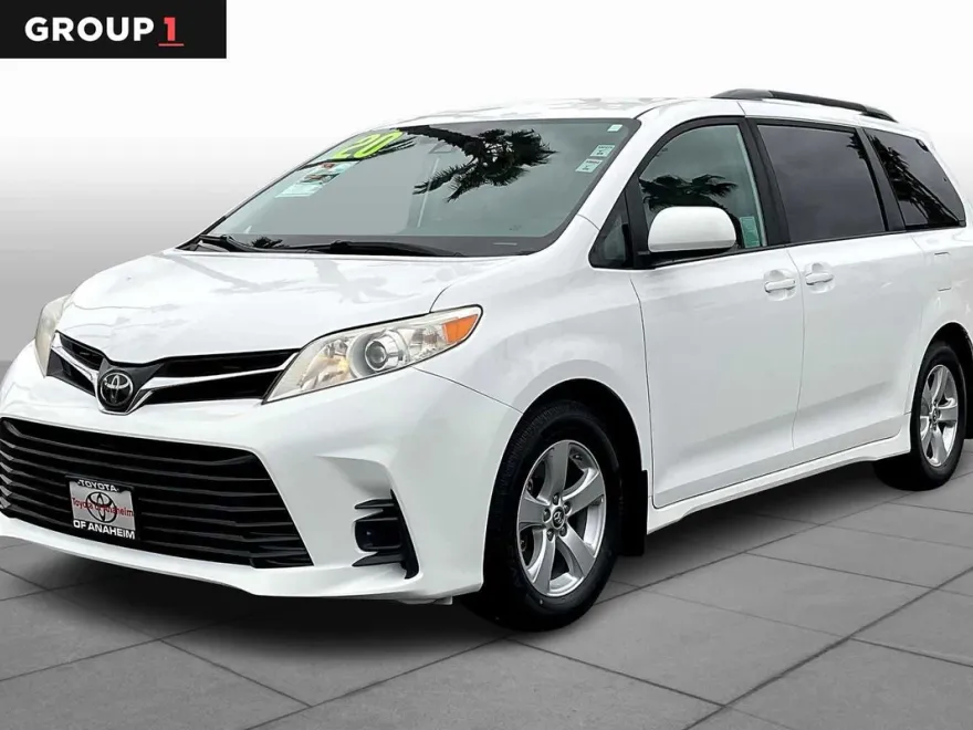 2020 Toyota Sienna LE photo 1