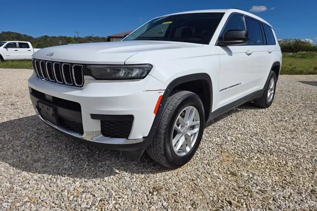 2023 Jeep Grand Cherokee Laredo photo 1