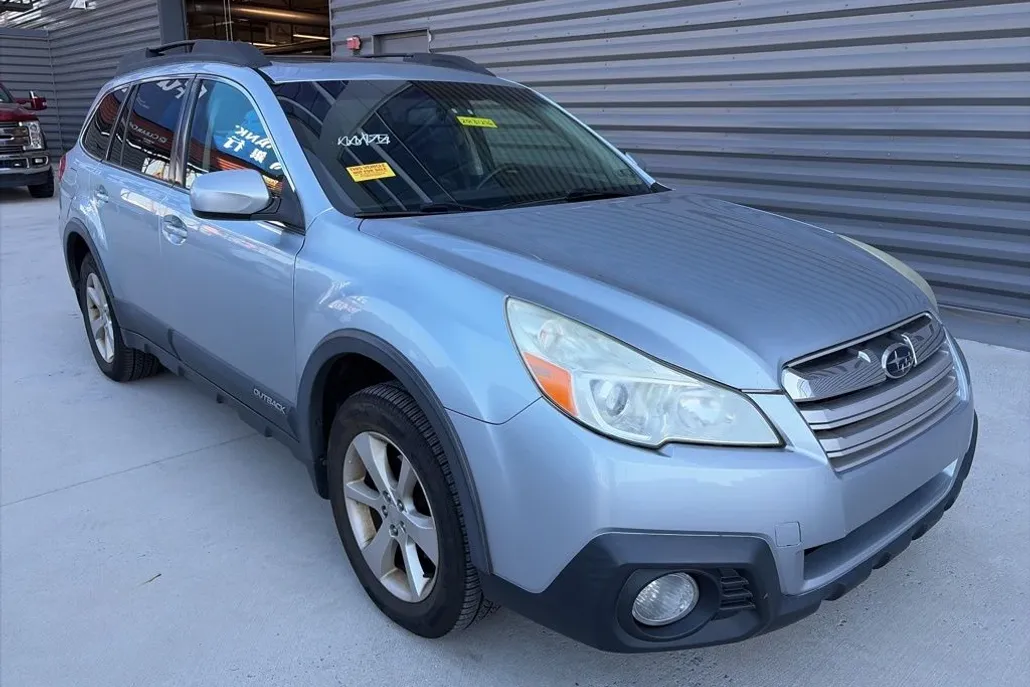 2013 Subaru Outback 2.5i Premium photo 1