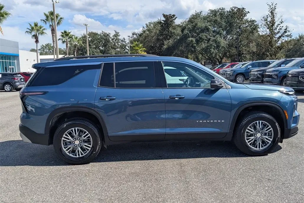 2025 Chevrolet Traverse photo 1