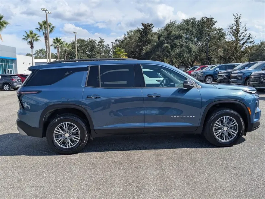 2025 Chevrolet Traverse photo 1