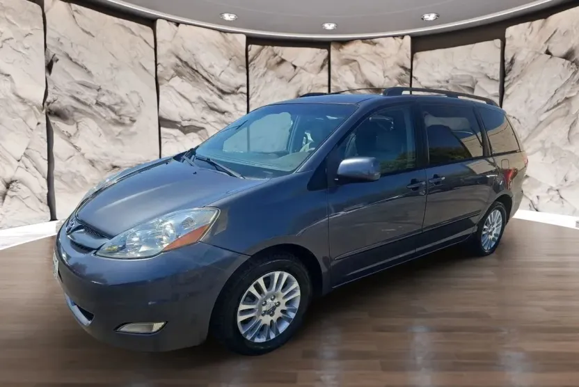 2007 Toyota Sienna XLE photo 1