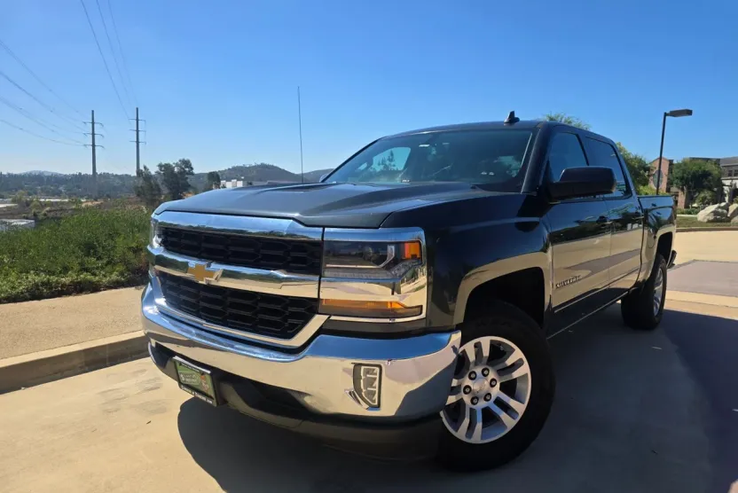 2018 Chevrolet Silverado 1500 LT photo 1