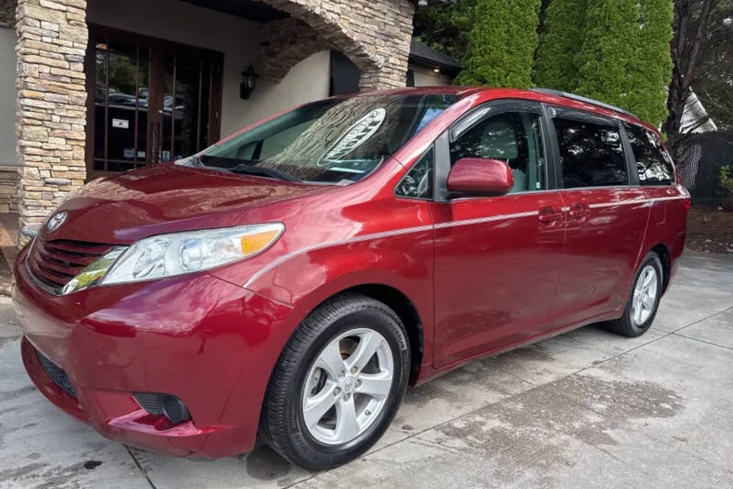 2015 Toyota Sienna LE photo 1