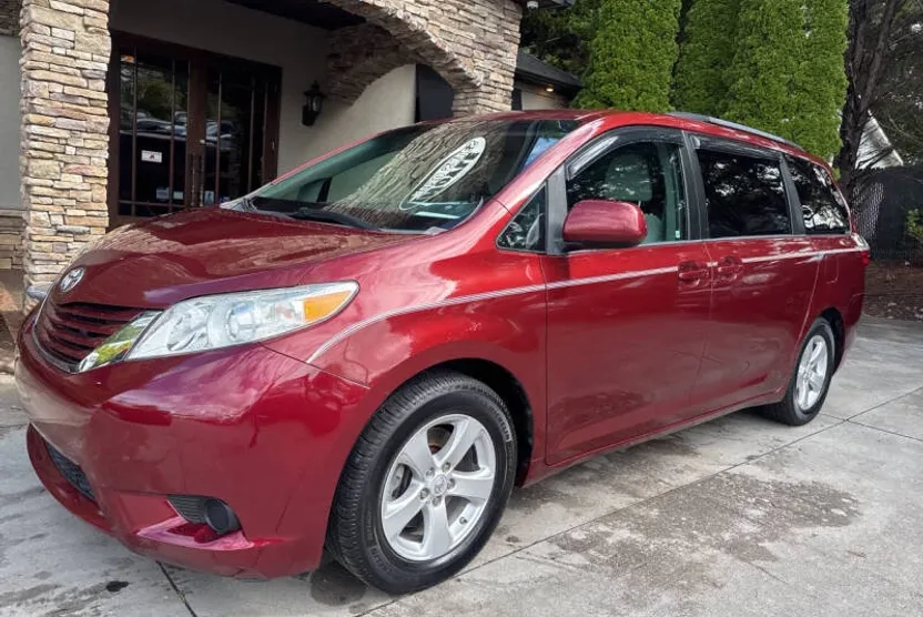 2015 Toyota Sienna LE photo 1