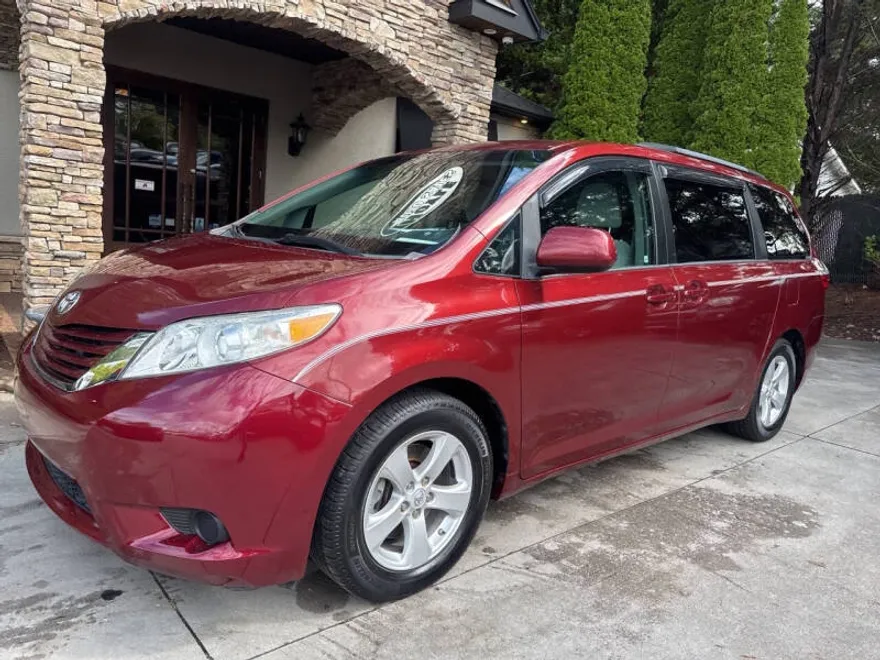 2015 Toyota Sienna LE photo 1