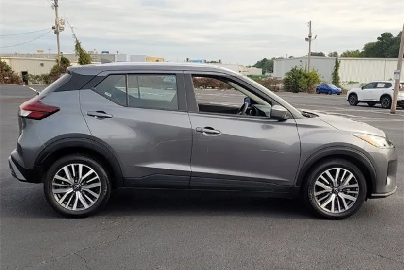 2024 Nissan Kicks SV photo 1