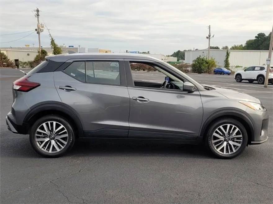 2024 Nissan Kicks SV photo 1