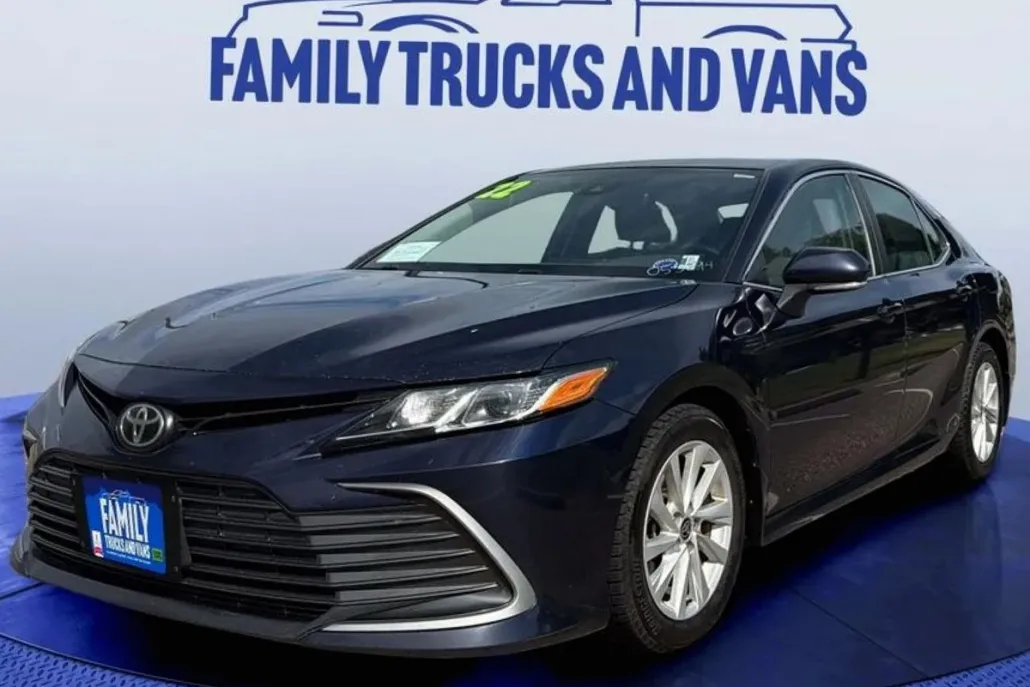 2022 Toyota Camry LE photo 1