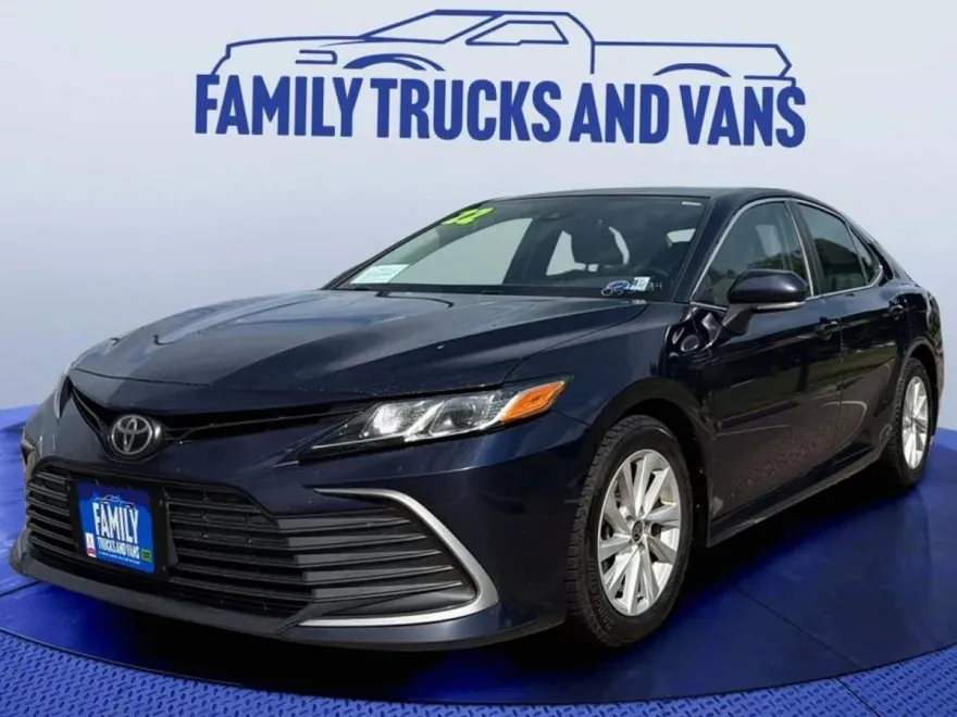 2022 Toyota Camry LE photo 1