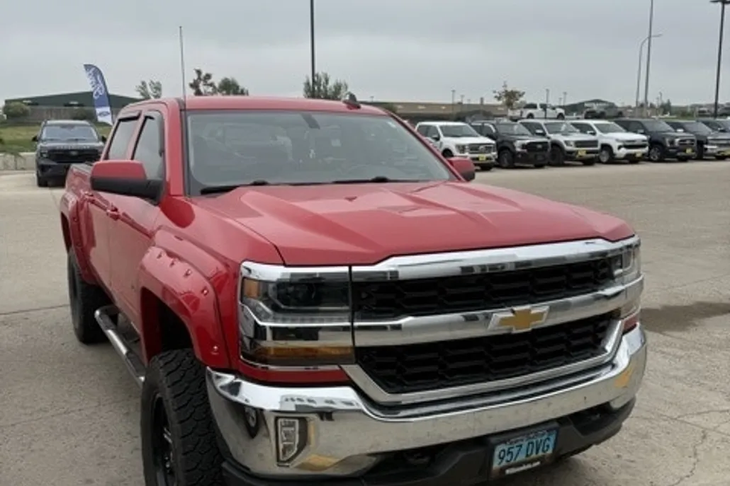2017 Chevrolet Silverado 1500 LT photo 1