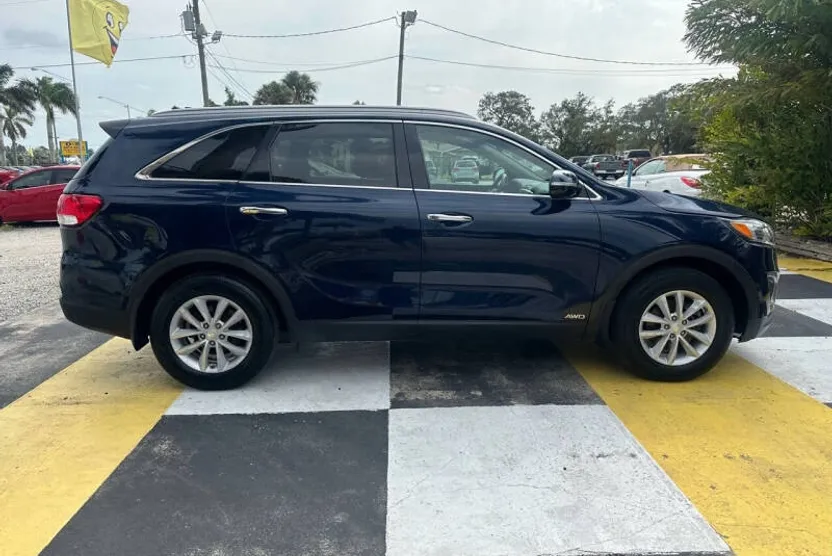 2017 Kia Sorento LX photo 1
