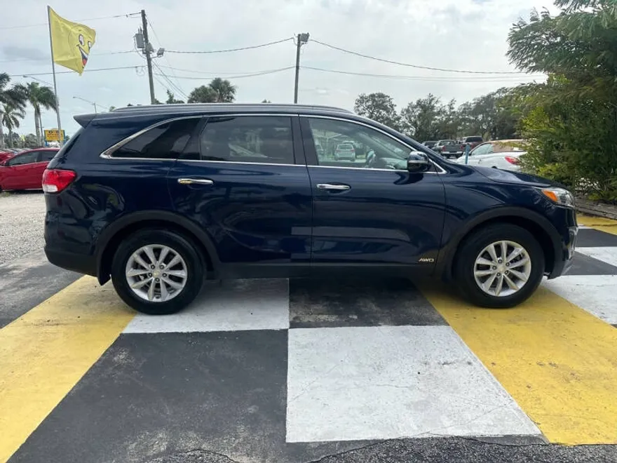 2017 Kia Sorento LX photo 1