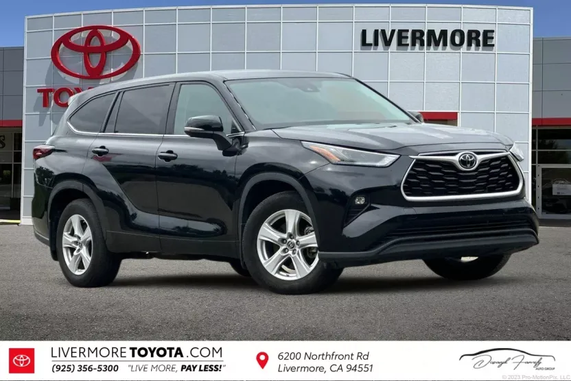 2024 Toyota Highlander LE photo 1