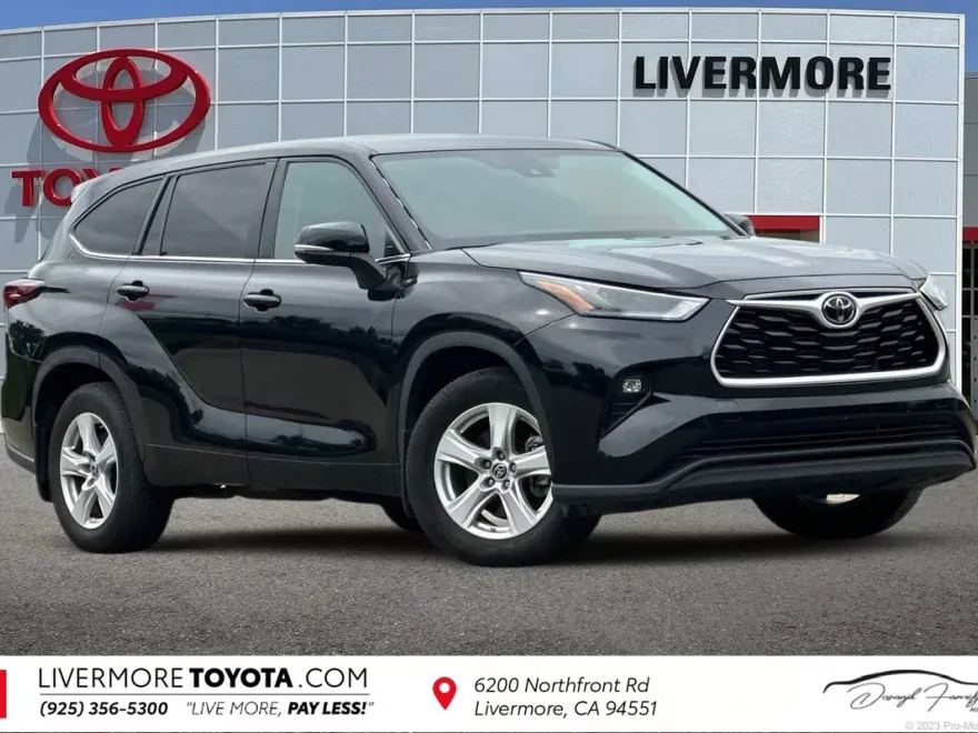 2024 Toyota Highlander LE photo 1