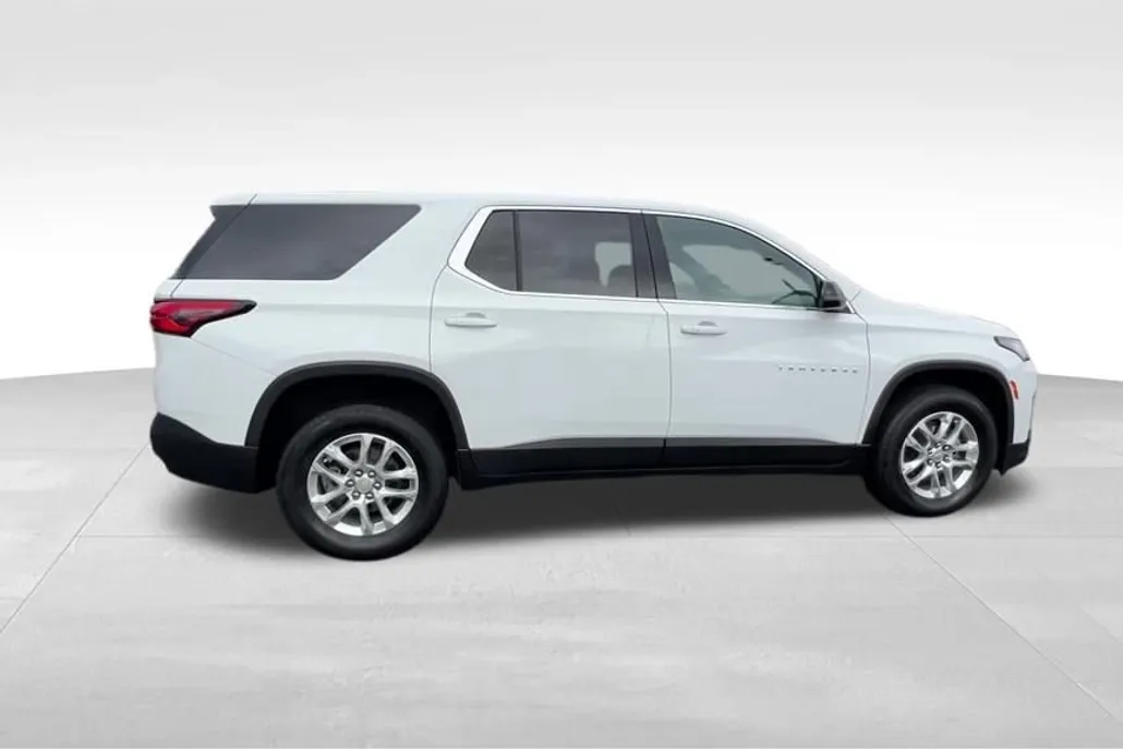 2022 Chevrolet Traverse LS photo 1