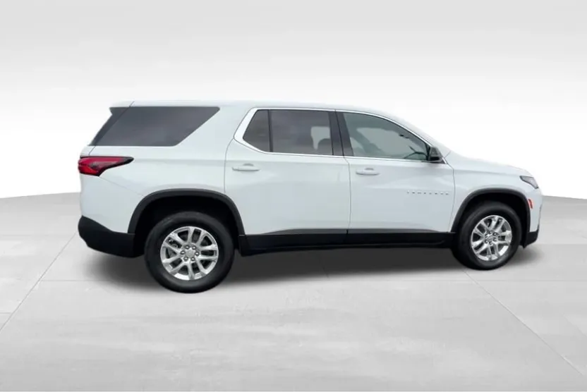 2022 Chevrolet Traverse LS photo 1