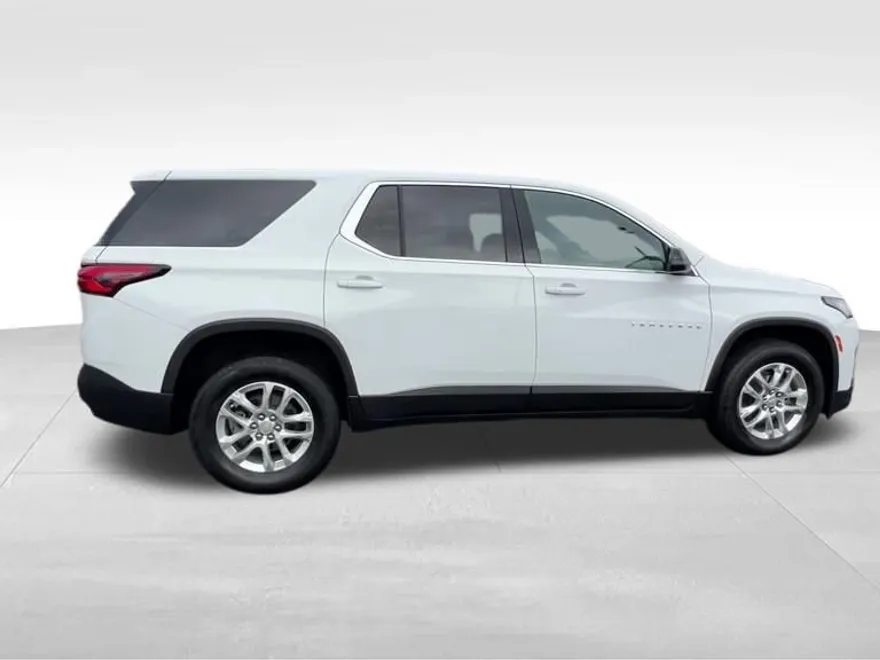 2022 Chevrolet Traverse LS photo 1
