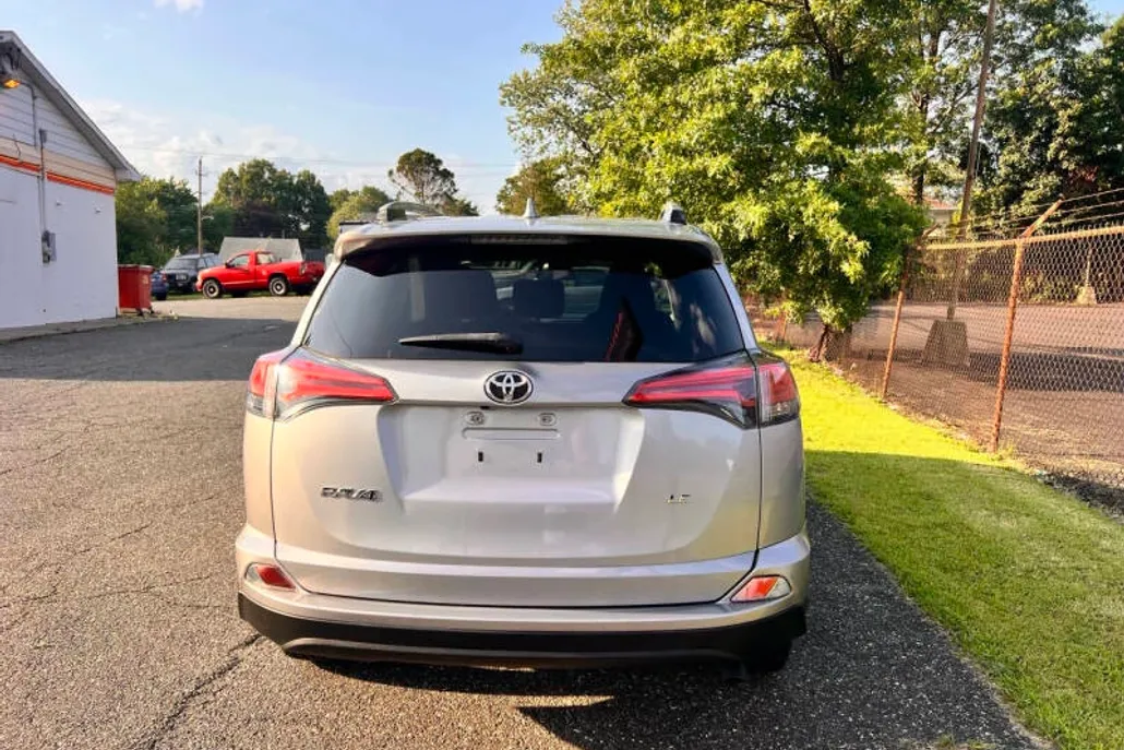 2017 Toyota RAV4 LE photo 1