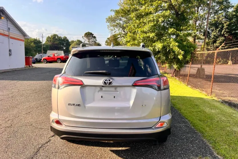 2017 Toyota RAV4 LE photo 1