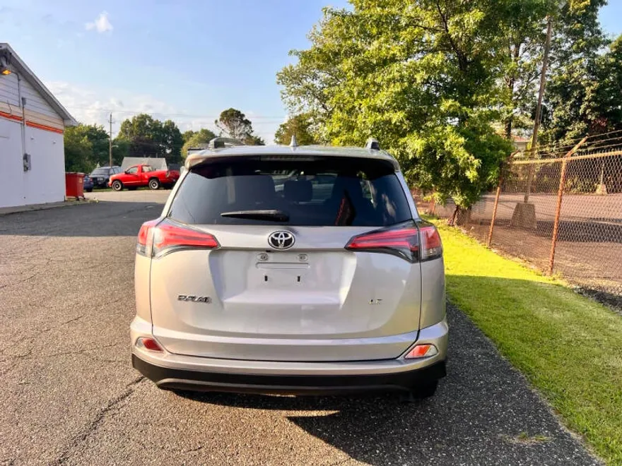 2017 Toyota RAV4 LE photo 1