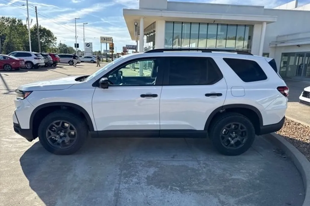 2025 Honda Pilot TrailSport photo 1