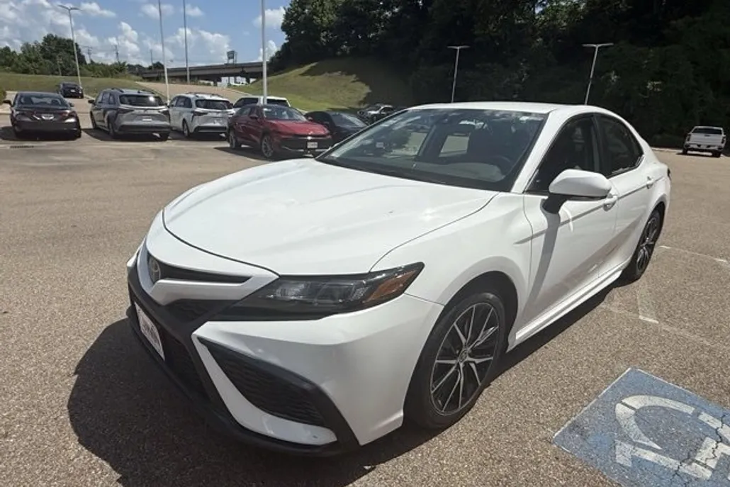 2024 Toyota Camry SE photo 1