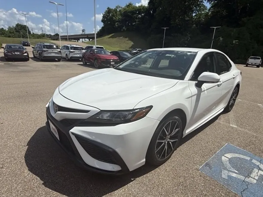 2024 Toyota Camry SE photo 1