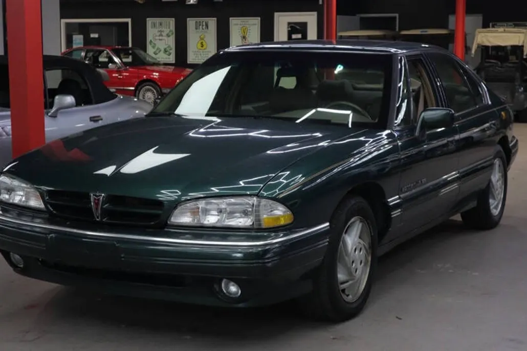 1992 Pontiac Bonneville SE photo 1