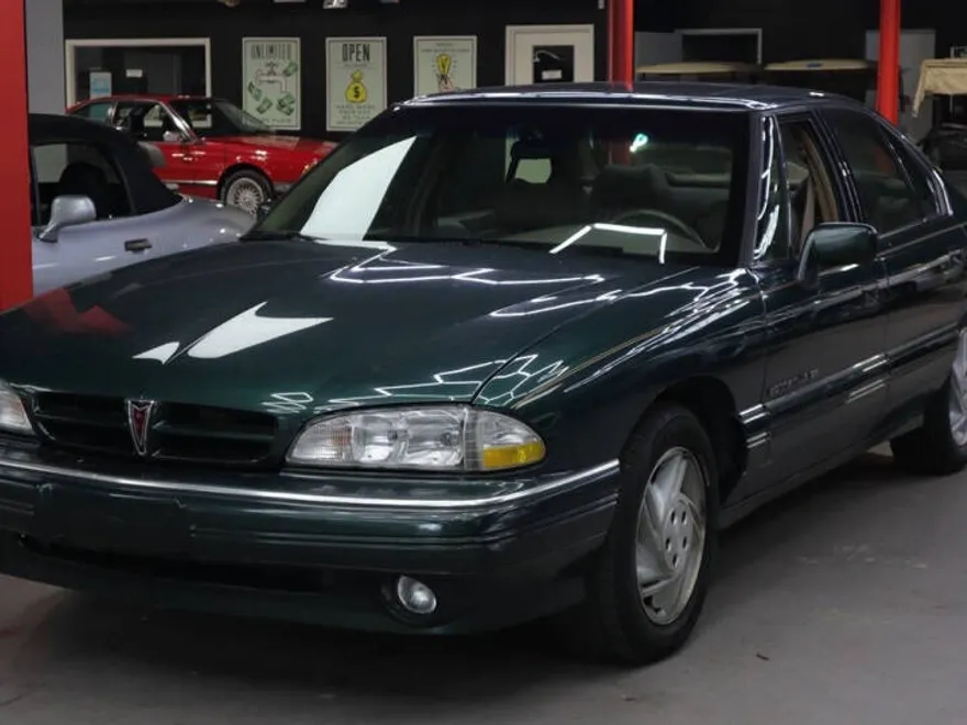 1992 Pontiac Bonneville SE photo 1