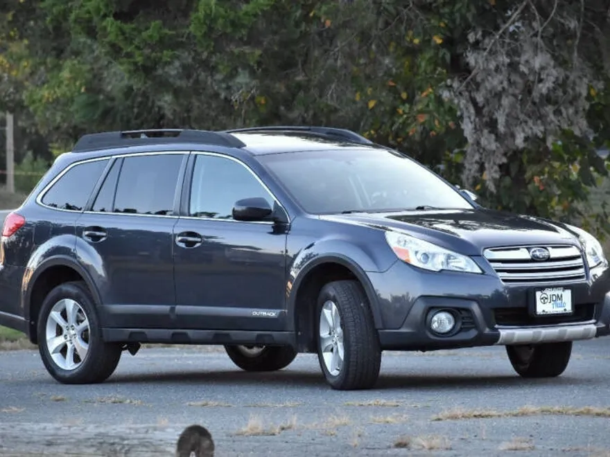2013 Subaru Outback 2.5i Limited photo 1