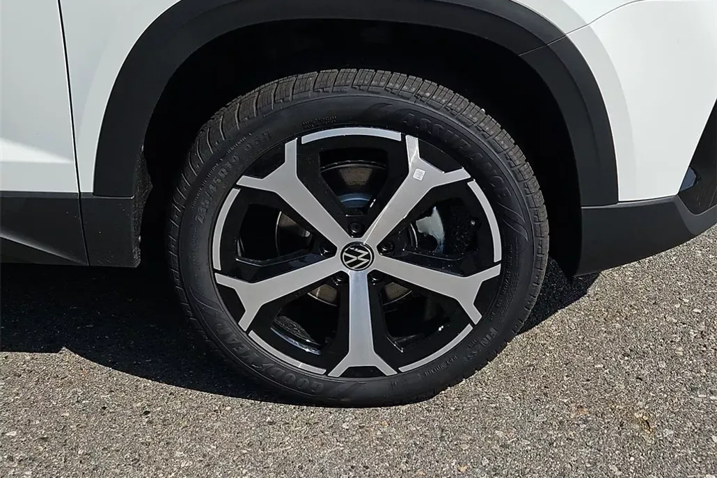 2025 Volkswagen Taos SEL photo 1