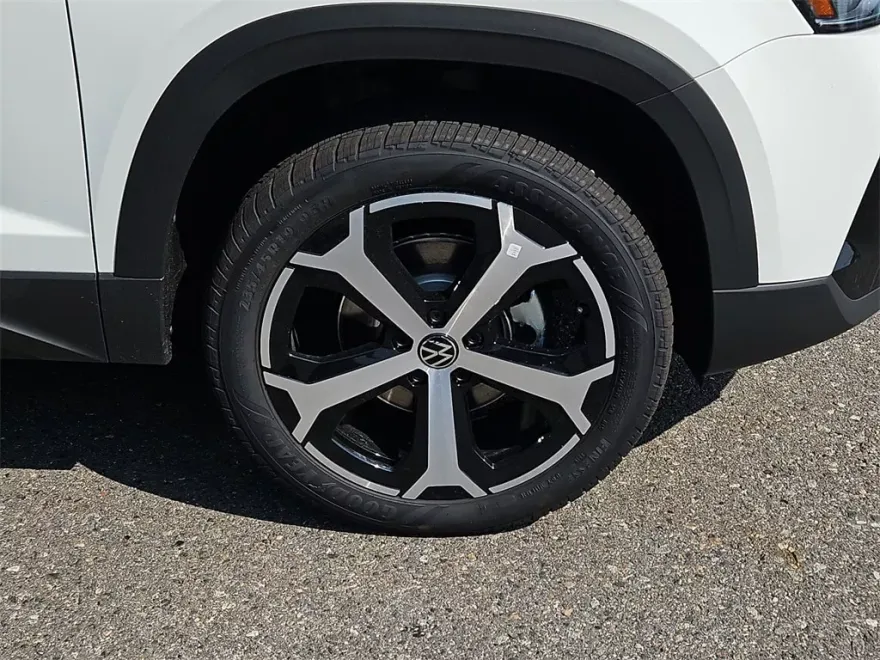 2025 Volkswagen Taos SEL photo 1