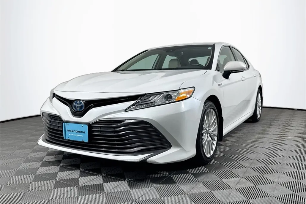 2020 Toyota Camry Hybrid XLE photo 1