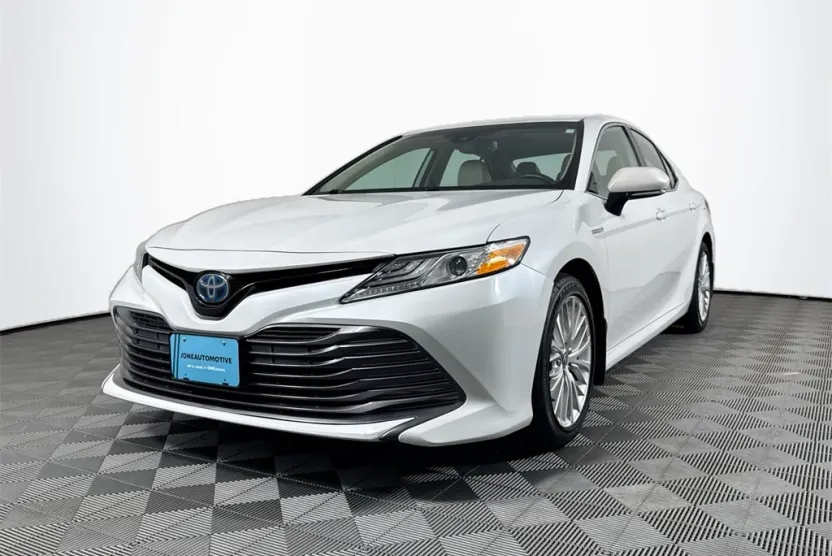 2020 Toyota Camry Hybrid XLE photo 1