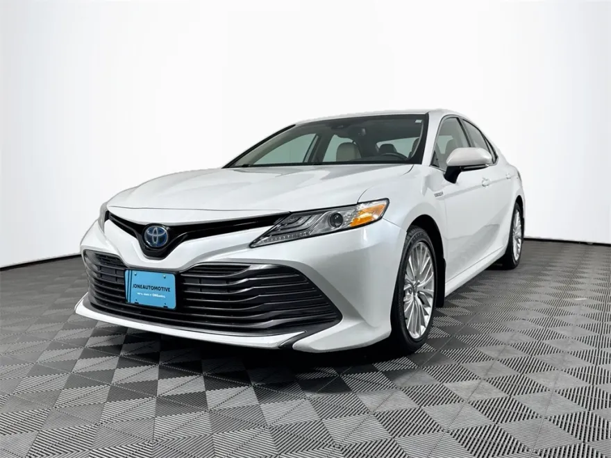 2020 Toyota Camry Hybrid XLE photo 1