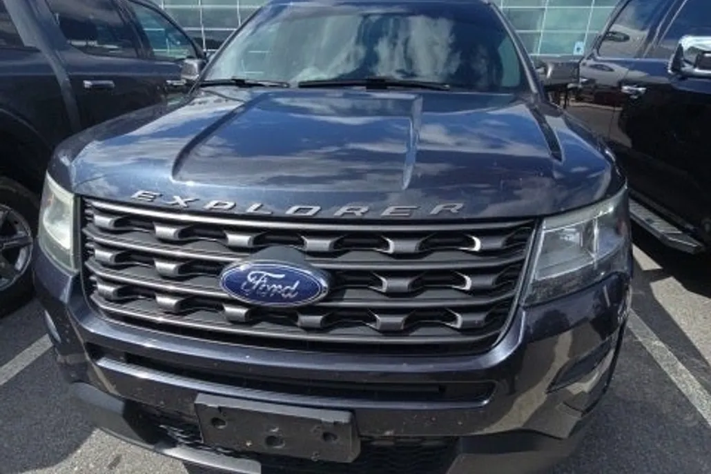 2017 Ford Explorer XLT photo 1