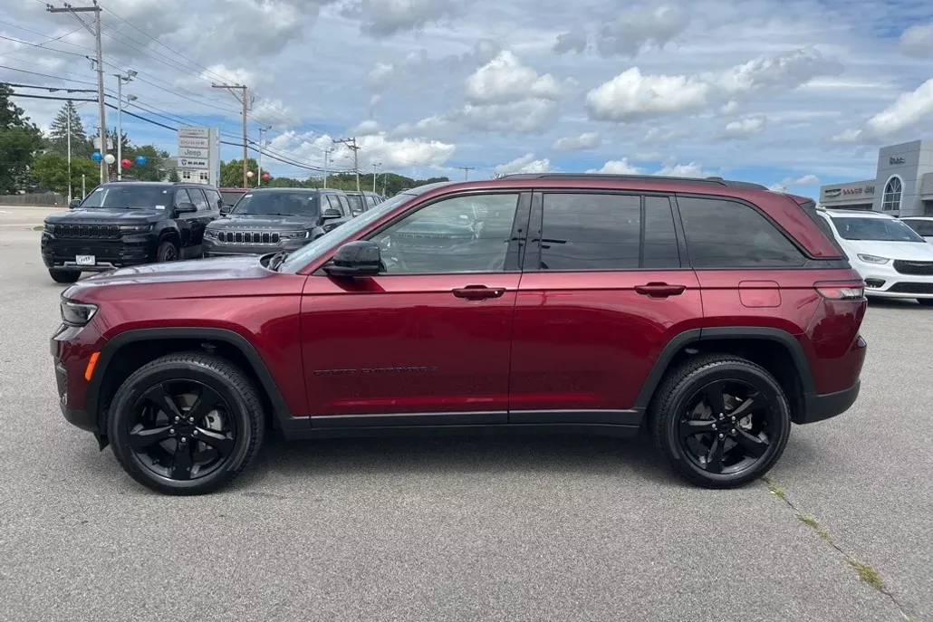 2023 Jeep Grand Cherokee Altitude photo 1