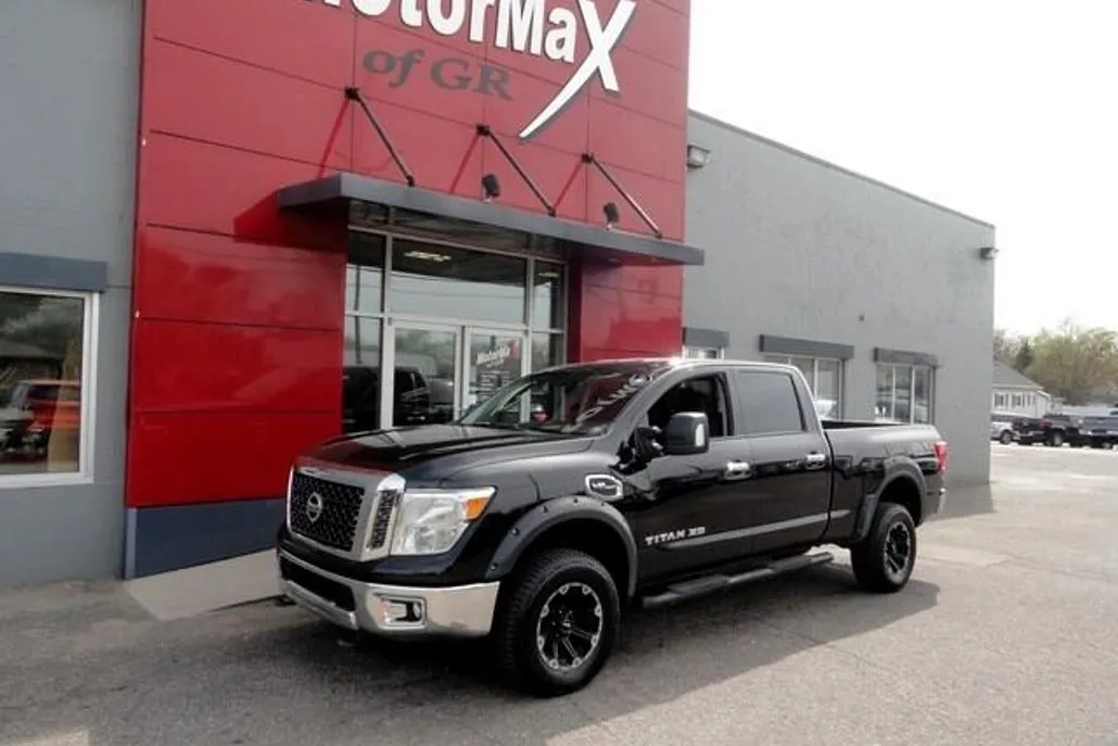 2016 Nissan Titan Crew Cab S photo 1