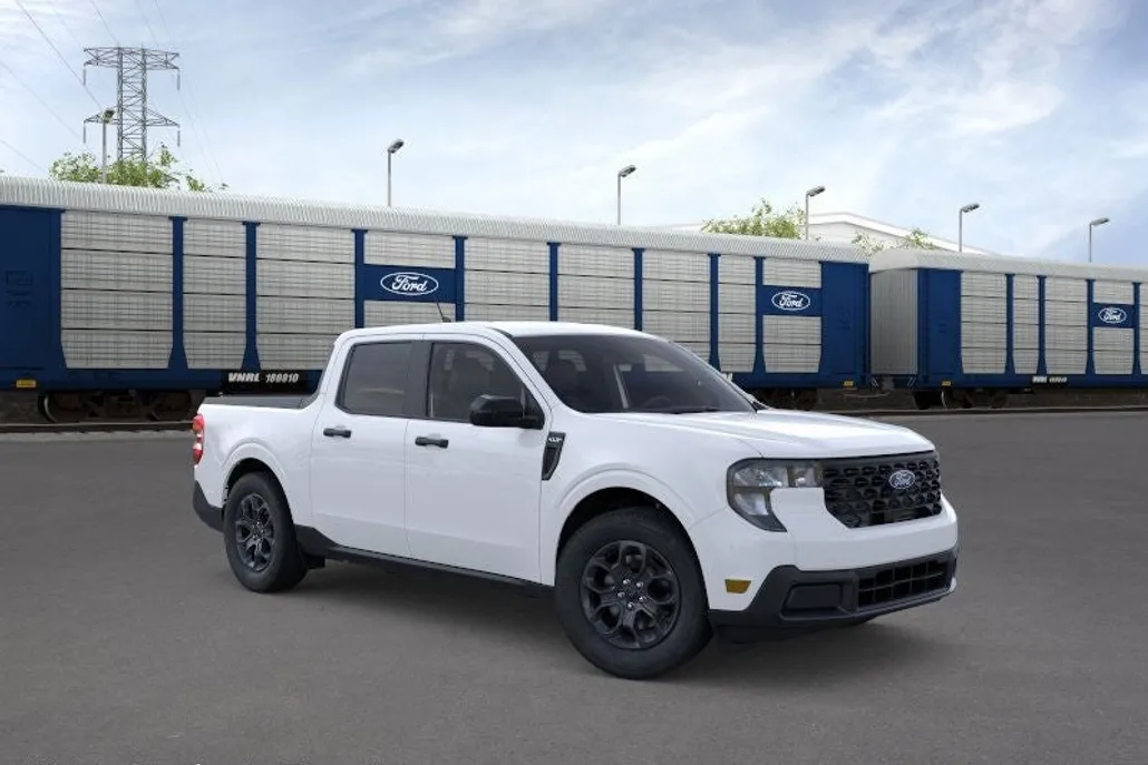 2025 Ford Maverick XLT photo 1
