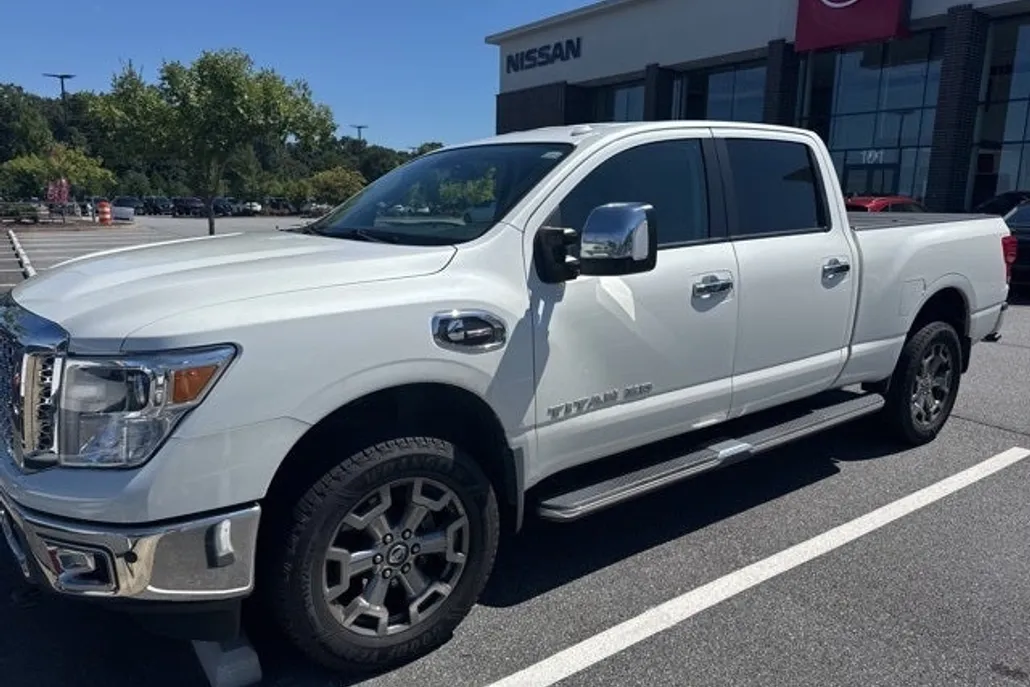 2019 Nissan Titan SL photo 1