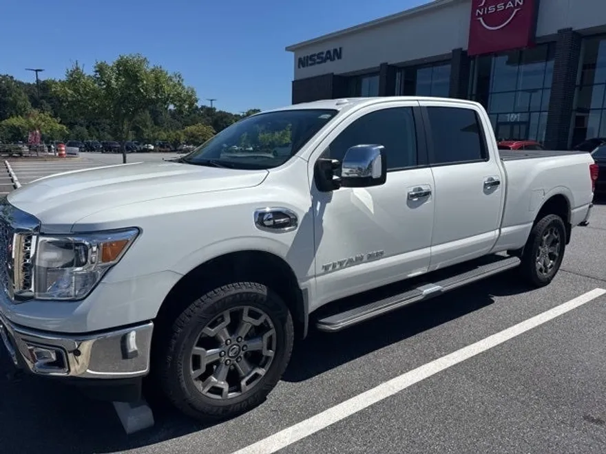 2019 Nissan Titan SL photo 1