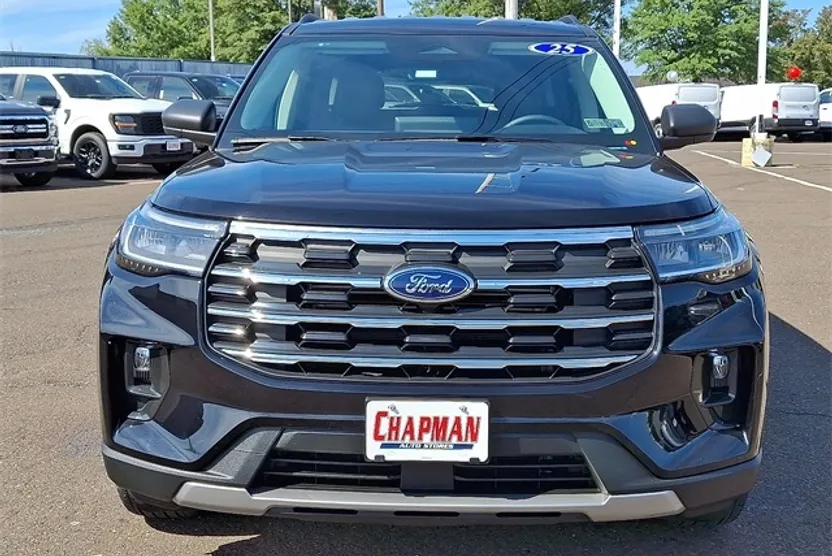 2025 Ford Explorer photo 1